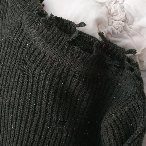 👀NWT! Distressed sweater, tagged as M but more like L/XL. Dark green.See pics. - Picture 2 of 13